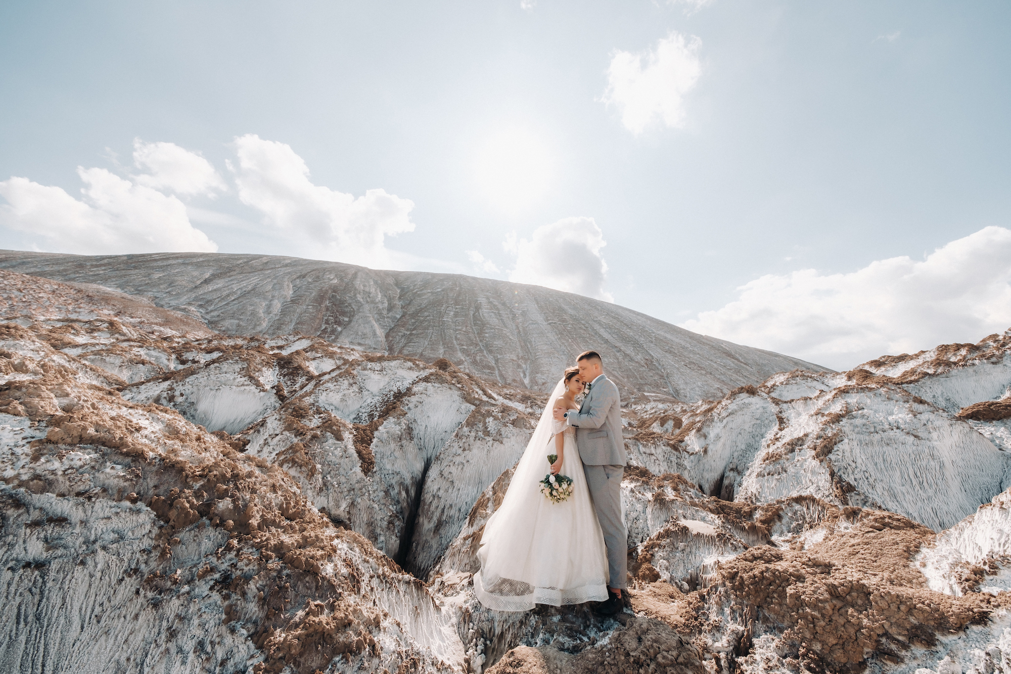 a beautiful couple of lovers posing in a white sal 6CFDHMA - What 4 viral photos can teach us about creating marketable images