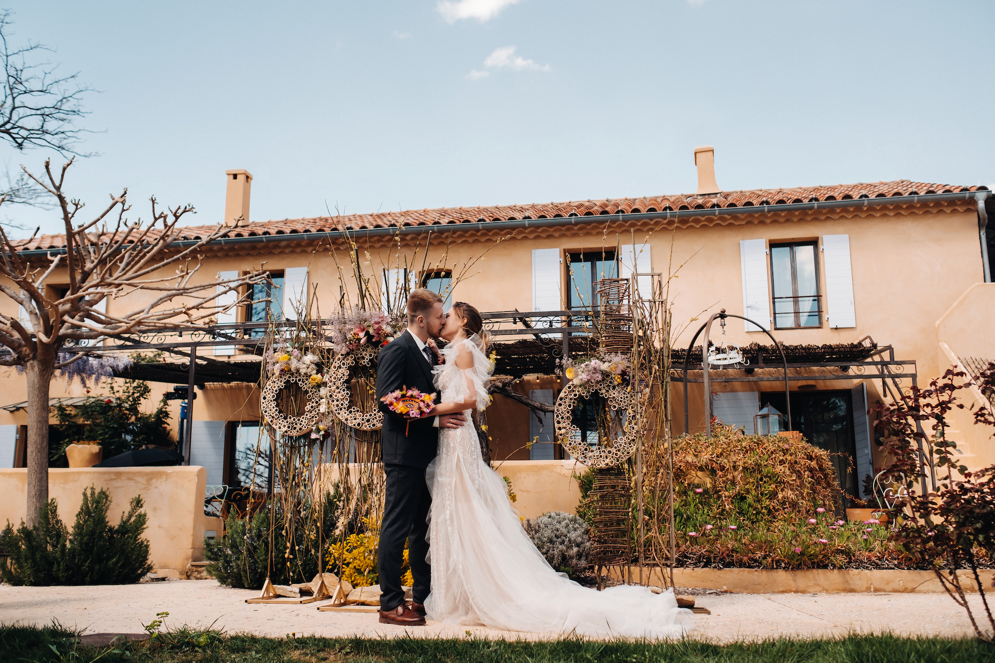 wedding couple near a villa in france wedding in p UCETT6D - 2021 color trends in commercial photography